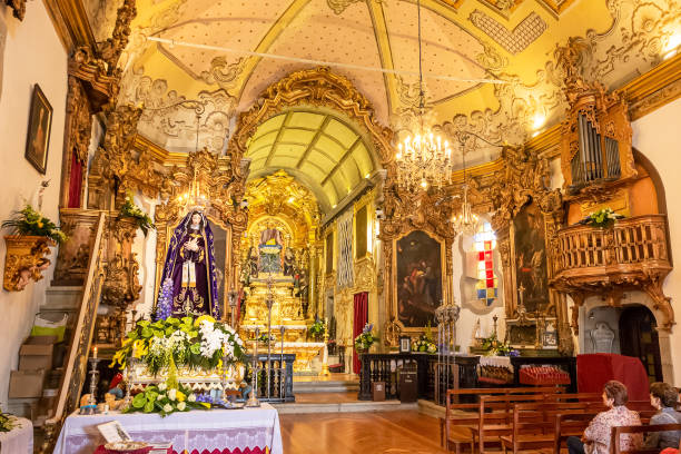 お祭りの間に装飾された聖母のイメージを持つポルトガルのヴィアナ・ド・カステロにあるノッサ・セニョーラ・ダ・アゴニア礼拝堂の内部。 - nossa senhora da agonia ストックフォトと画像
