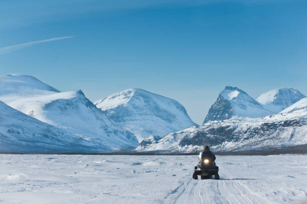 motoslitta nel nord della svezia - snowmobiling snow winter mountain foto e immagini stock