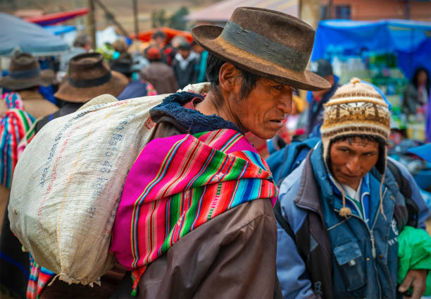 retrato de hombre indígena tarabuco, bolivia - bolivian culture fotografías e imágenes de stock