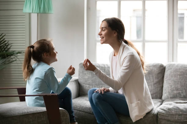 kleine vorschulmädchen in sprechstunde mit physiotherapeut. - condition optimal text healthy lifestyle stock-fotos und bilder