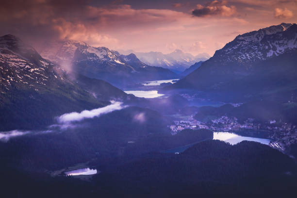 paysage alpin au-dessus de st moritz, silvaplana et maloja au coucher du soleil – engadine, suisse - oberengadin photos et images de collection