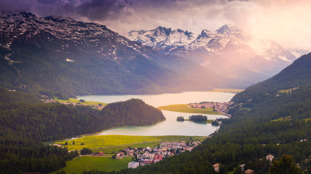 paisaje alpino sobre silvaplana y maloja al atardecer – muottas muragl – suiza - st moritz engadine landscape village fotografías e imágenes de stock