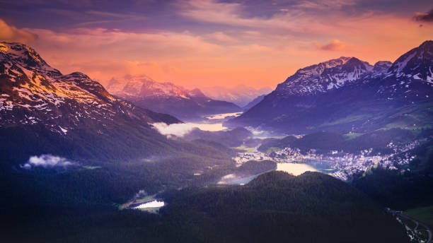 paisaje alpino sobre st moritz, silvaplana y maloja al atardecer – engadina, suiza - st moritz engadine landscape village fotografías e imágenes de stock