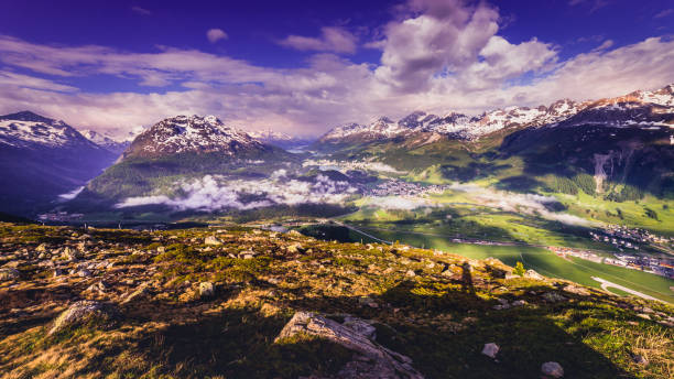 paysage alpin au-dessus de st moritz, silvaplana et maloja au coucher du soleil – engadine, suisse - oberengadin photos et images de collection