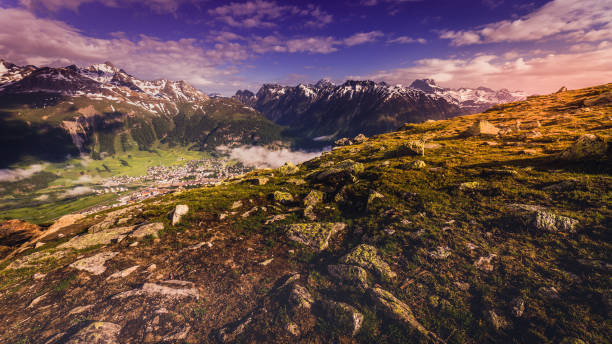 paisaje alpino sobre st moritz, samedan y maloja al atardecer – engadina, suiza - st moritz engadine landscape village fotografías e imágenes de stock