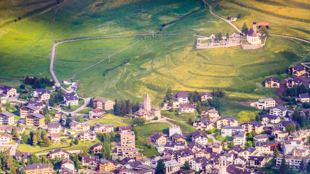 над городским пейзажем самедова энгадин - муоттас мурагль - швейцария - engadine switzerland village church стоковые фото и изображения