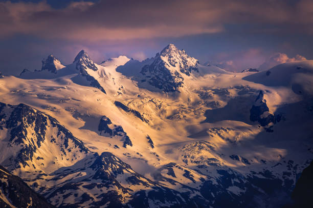 альпийский пейзаж: диаволеза и писа бернина на закате - энгадин - швейцария - st moritz фотографии стоковые фото и изображения
