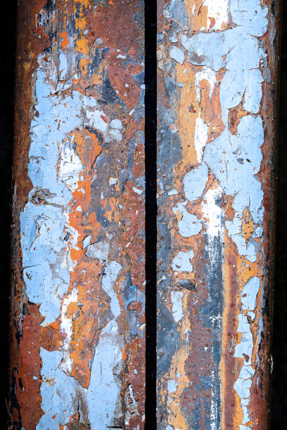 mirada artística a la pintura oxidada y astillada sobre metal - lead paint fotografías e imágenes de stock