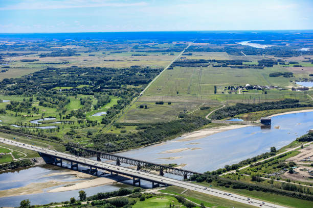 남쪽을 바라보는 새스커툰의 고디 하우 다리 - south saskatchewan river 뉴스 사진 이미지