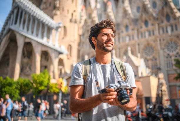 средний взрослый мужчина туристический достопримечательности с камерой в барселоне - vacations photographing brown hair 30s стоковые фото и изображения