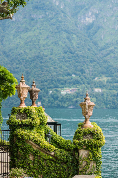 vasi in pietra nel parco di villa del balbianello. lago di como. italia. - lenno foto e immagini stock