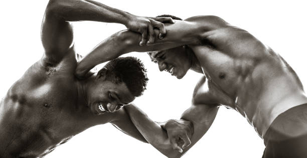 dois poderosos atletas negros lutando um contra o outro. força, competição e esportes de combate. - shirtless strength sensuality black - fotografias e filmes do acervo