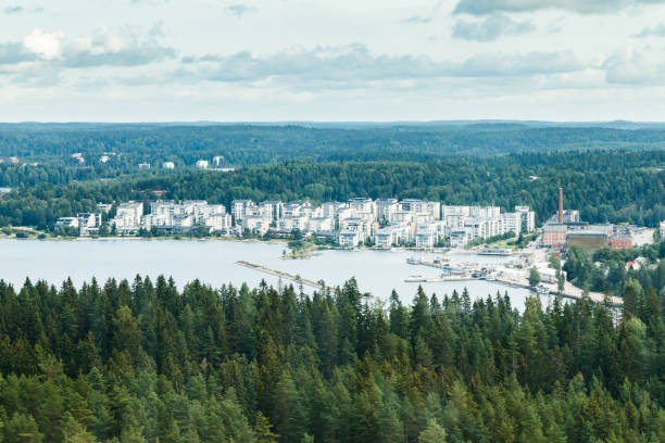 vue aérienne d’été au port de lahti de la tour de saut à ski - ski jumping hill photos et images de collection