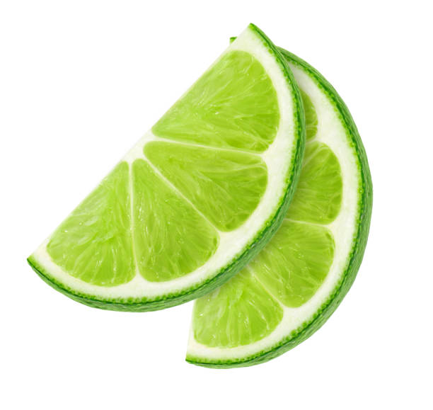 rebanada de lima sin sombra aislada sobre fondo blanco - limones verdes fotografías e imágenes de stock