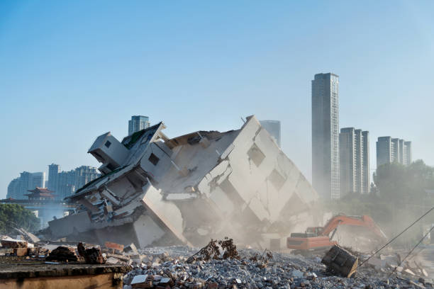 baumaschinen reißen das haus ab - einstürzen stock-fotos und bilder