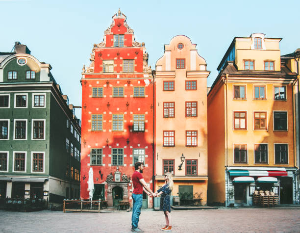 par i kärlek hålla händerna tillsammans i stockholm romantiska datum promenad sommarsemester livsstil stortorget arkitektur färgglada hus sverige landmärken - gamla stan stockholm bildbanksfoton och bilder