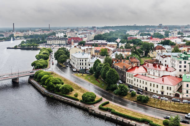 blick auf die alte mittelalterliche stadt wyborg - viborg stock-fotos und bilder