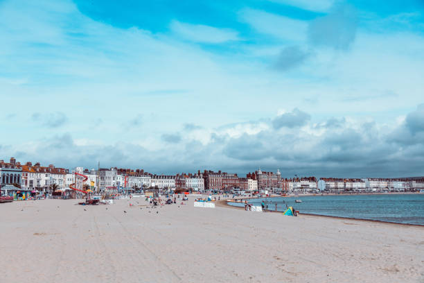 sunny day at weymouth beach, uk - horizon over water england uk summer imagens e fotografias de stock