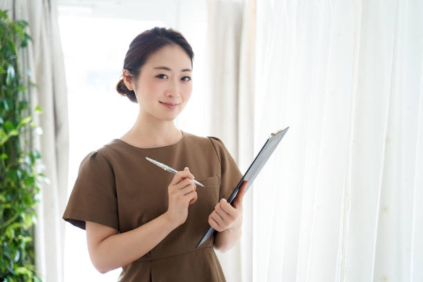 mujeres japonesas trabajando en un salón de estética - tratamiento de spa fotografías e imágenes de stock