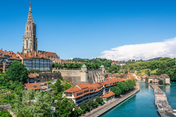 scenic bern old town cityscape with old buildings bern minster cathedral tower and aare river view in bern switzerland - berne berne canton aare river switzerland imagens e fotografias de stock