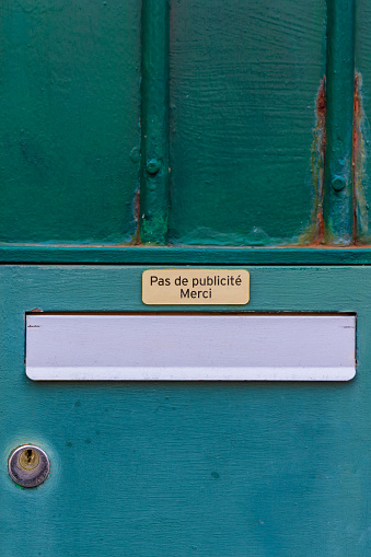 Letterbox with a message written in French: \