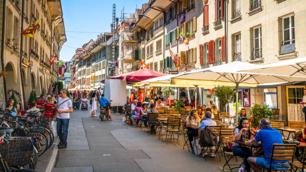 deptak z tarasem kawiarni pełnym ludzi latem 2020 roku na starym mieście w bernie w szwajcarii - berne canton zdjęcia i obrazy z banku zdjęć