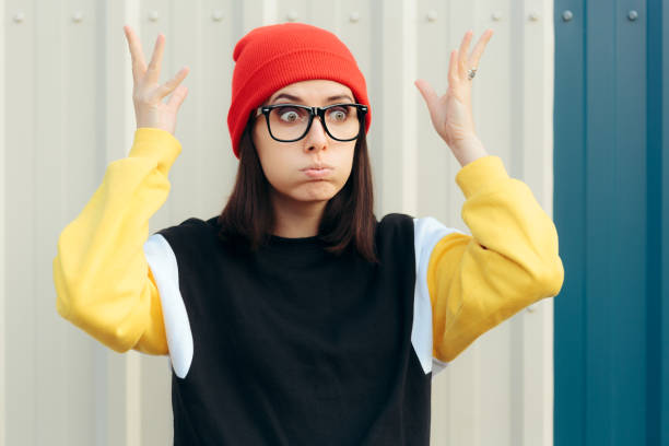 sorprendido millennial hipster girl feeling mind blown - creativity surprise thinking inspiration fotografías e imágenes de stock