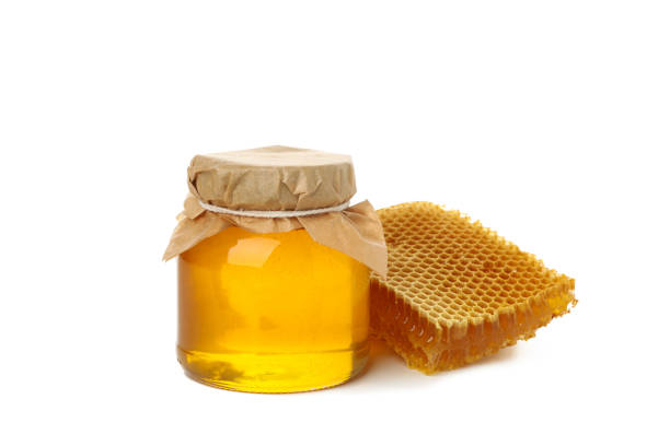 흰색 배경에 고립 된 꿀과 벌집 유리 항아리 - breakfast stick honey meal 뉴스 사진 이미지