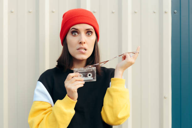 hipster girl danneggia una cassetta audio retrò - human finger audio foto e immagini stock