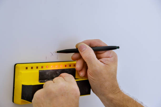 detector digital hombre mano está escaneando la pared por sensores prosensor precisión buscador de pernos vigas de madera - macho fotografías e imágenes de stock