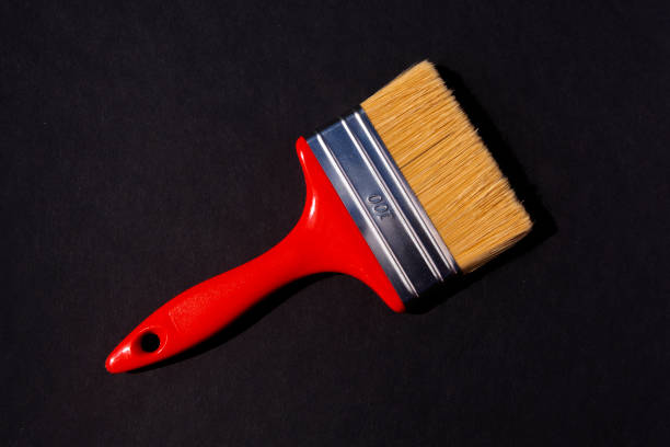 escova para pintura em um fundo preto. reparação - tempera painting paint art bottle - fotografias e filmes do acervo