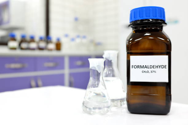 foco seletivo de formaldeído ou formalina em garrafa de vidro âmbar marrom dentro de um laboratório. - amber bottle - fotografias e filmes do acervo