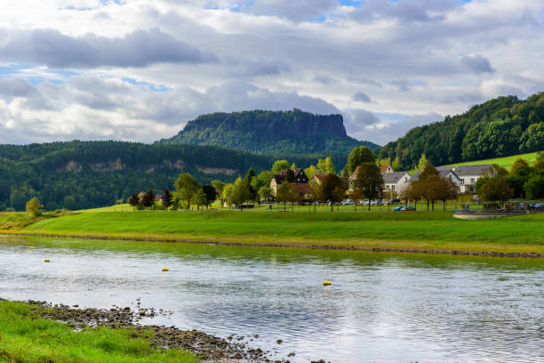 widok z punktu widzenia bastei nad łabą i miasta rathen w pięknej scenerii krajobrazu, piaskowcowe góry, park narodowy szwajcarii saksońskiej, niemcy - elbe valley zdjęcia i obrazy z banku zdjęć