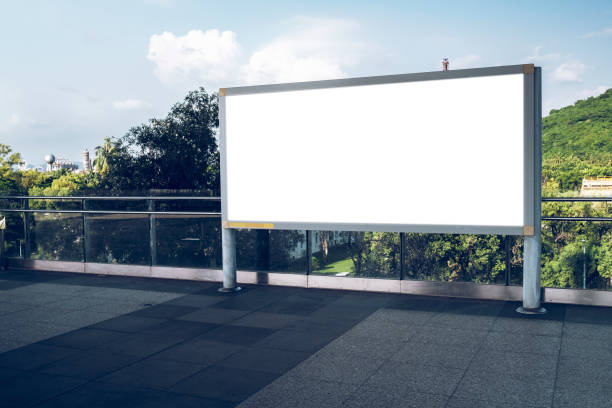 blank billboard in the city - afixar cartaz imagens e fotografias de stock