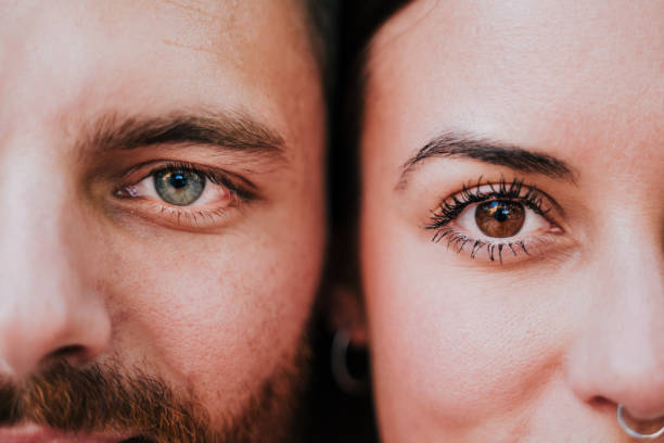 vista de cerca de la joven pareja feliz juntos. ojos de cerca. concepto de amor y familia - brown eyes fotografías e imágenes de stock