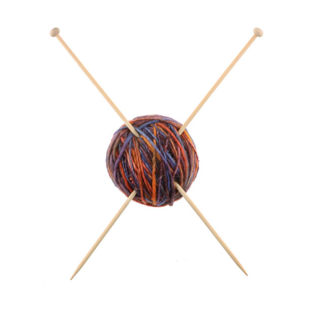 boule de laine et aiguilles à tricoter faisant une croix - embroidery cross stitch needle sewing photos et images de collection