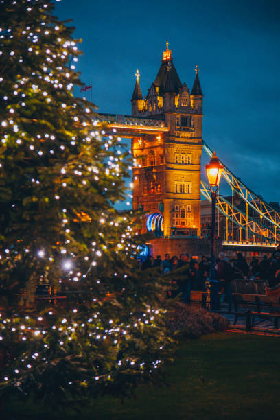 tower bridge e natal em londres, reino unido - uk tree city bridge - fotografias e filmes do acervo