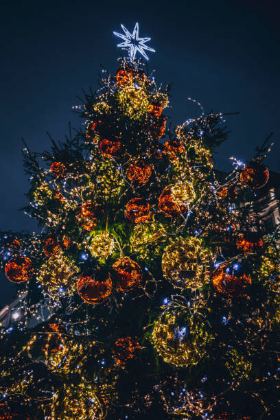 detail of illuminated big and colourful christmas tree - european culture spirituality traditional culture famous place imagens e fotografias de stock