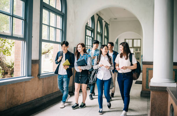 大学に戻る日本人とアジアの学生 - japanese ethnicity teenager chinese ethnicity asian ethnicity ストックフォトと画像