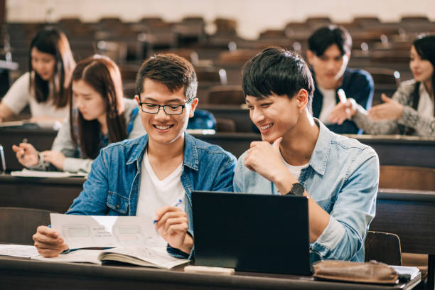 日本の学生は、居心地の良い-19ロックダウン後に大学に戻ります - lecture hall college student university multi ethnic group ストックフォトと画像