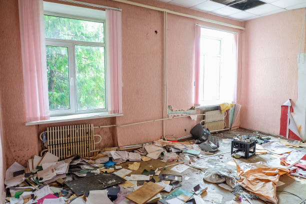комната старого заброшенного здания, заполненная мусором на полу - прежний советский союз стоковые фото и изображения