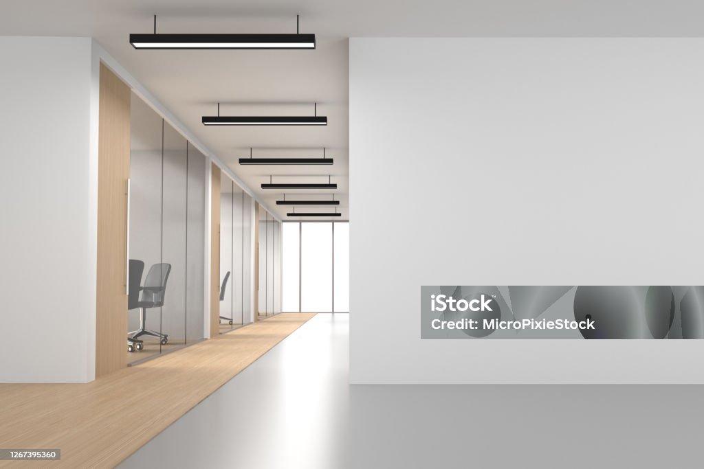 White Open Space Office mit leerer Wand und weißen Fenstern - Lizenzfrei Büro Stock-Foto
