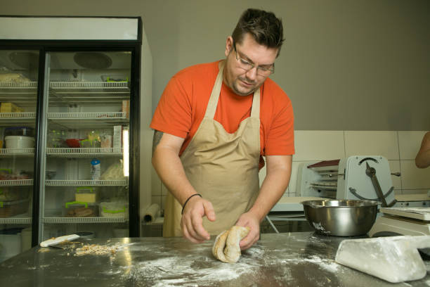 o processo de fazer pão. o chef amassa a massa à mão. - n64 - fotografias e filmes do acervo