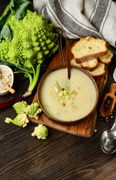 zuppa di crema romanesco o broccoli - cream of broccoli foto e immagini stock