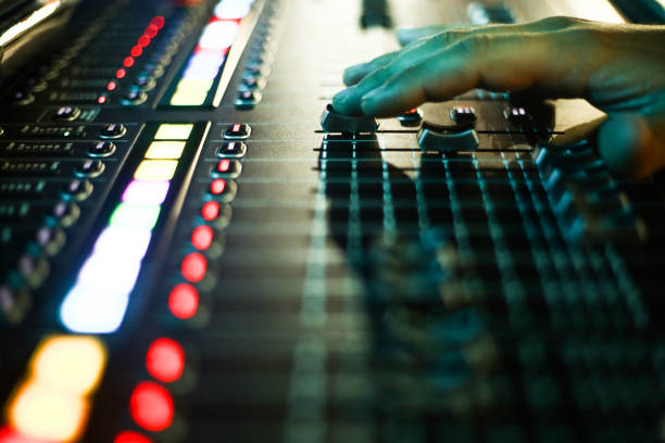 pannello di controllo del sistema audio e pannello musicale con dj set - electric mixer sound mixer mixing playing foto e immagini stock
