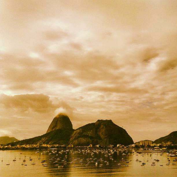 vieux botafogo avec pain de sucre - rio de janeiro brazil sugarloaf mountain marina photos et images de collection