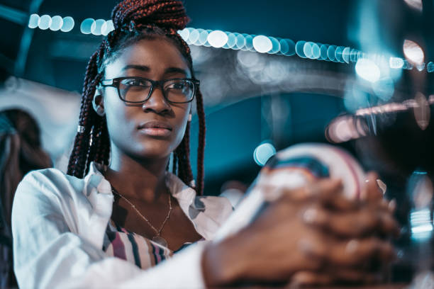 黒人女性の夜の肖像画 - braids african descent women pensive ストックフォトと画像