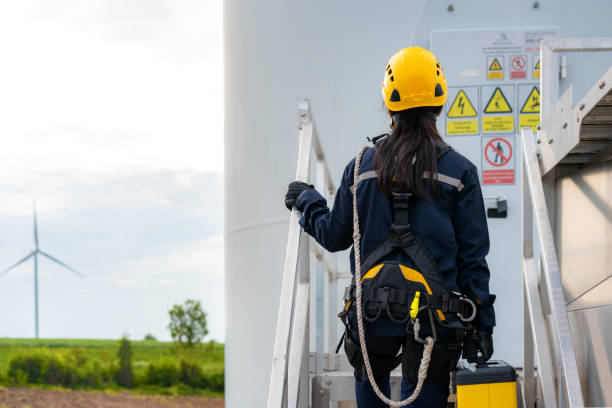 femme asiatique ingénieur d’inspection préparant et progressant le contrôle d’une éolienne avec la sûreté dans le parc éolien en thaïlande. - engineer wind turbine alternative energy energy photos et images de collection