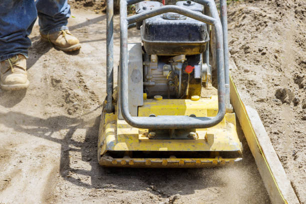 il compattatore di piastre vibranti in costruzione utilizza compattatore per il terreno in cantiere - jumping jack compactor foto e immagini stock