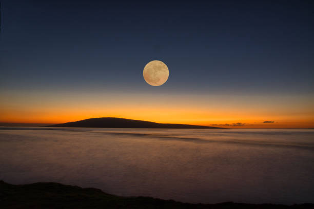 stunning moonset over lanai from maui at sunrise. - lanai imagens e fotografias de stock